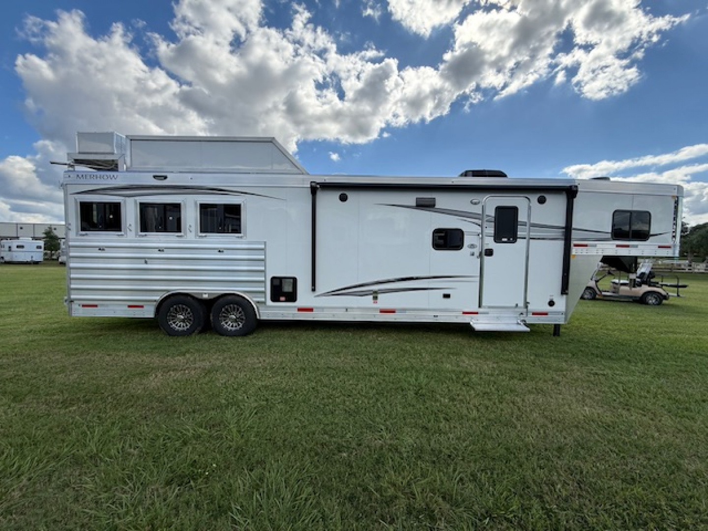 New 2026 Merhow Trailers 8' wide 3 horse w/13.6' farmhouse lq and gen Horse Trailer