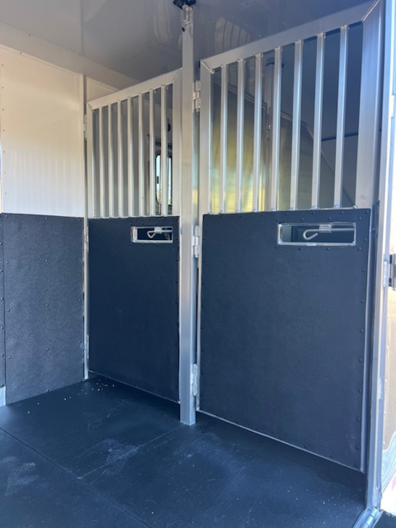 New 2026 Exiss Trailers 4 horse head to head w/ dressing room Horse Trailer