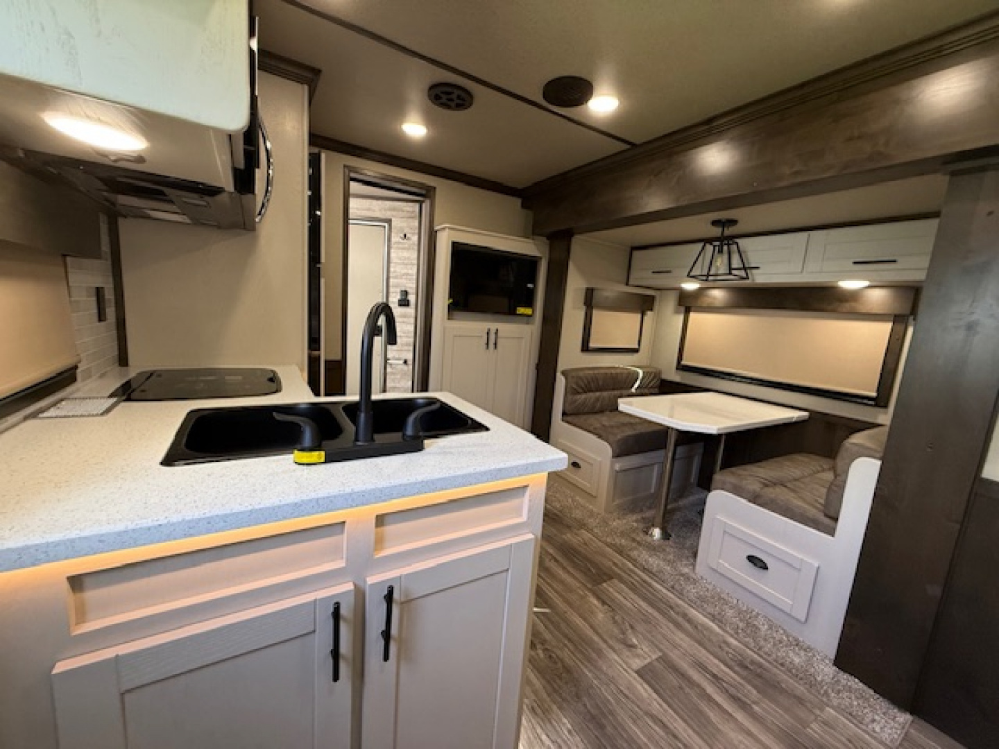 New 2026 Merhow Trailers 8' wide 3 horse w/13.6' farmhouse lq and gen Horse Trailer