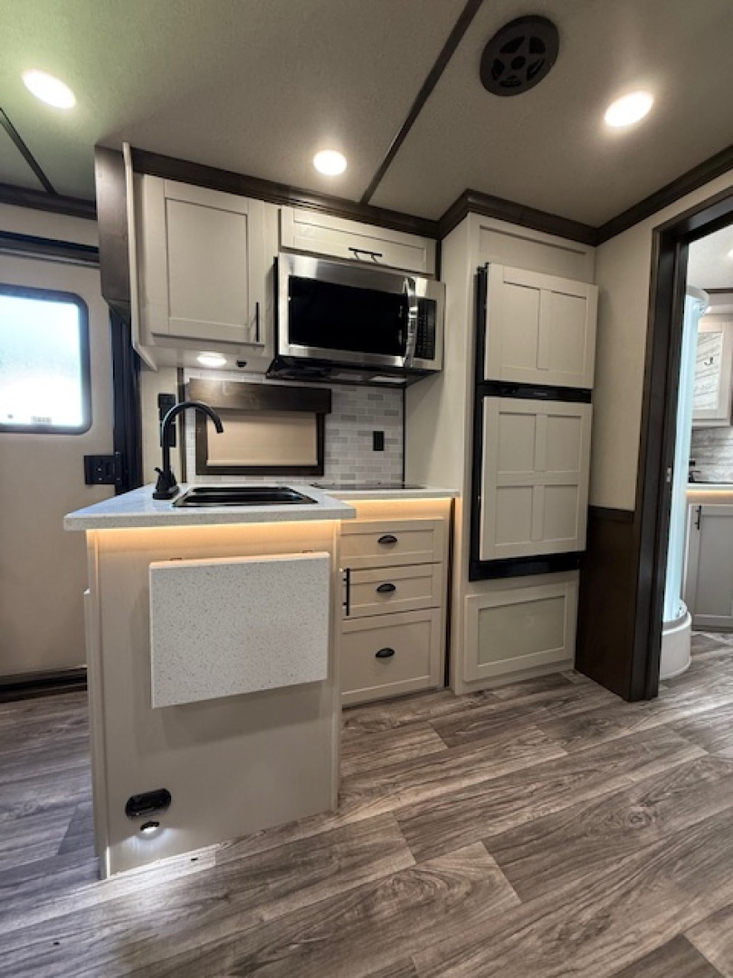 New 2026 Merhow Trailers 8' wide 3 horse w/13.6' farmhouse lq and gen Horse Trailer