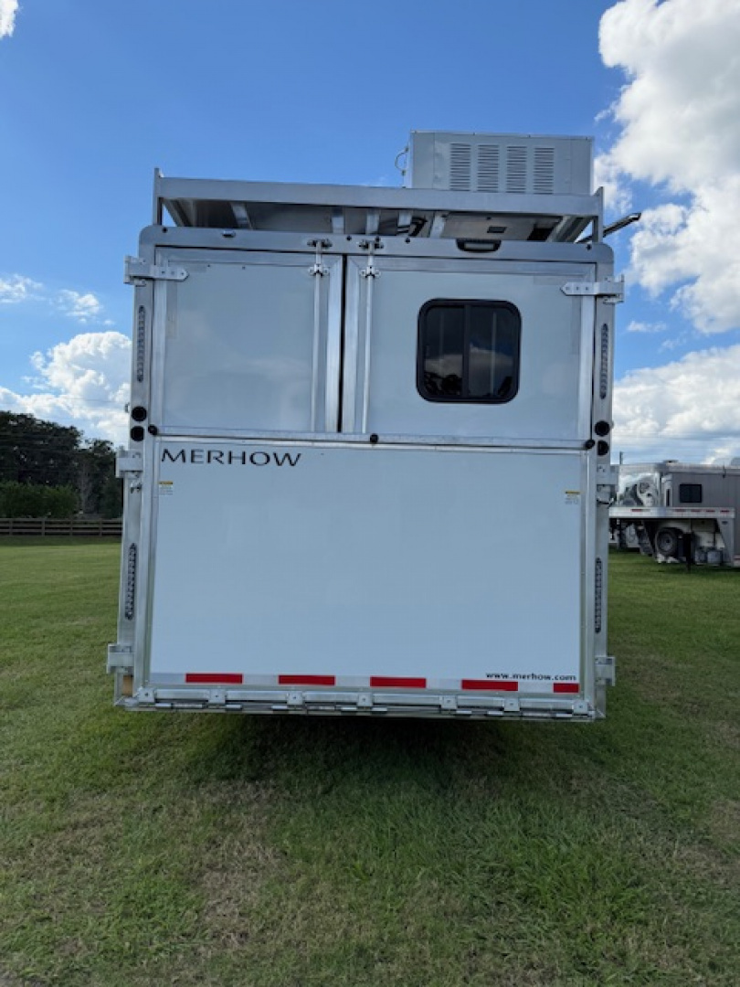New 2026 Merhow Trailers 8' wide 3 horse w/13.6' farmhouse lq and gen Horse Trailer