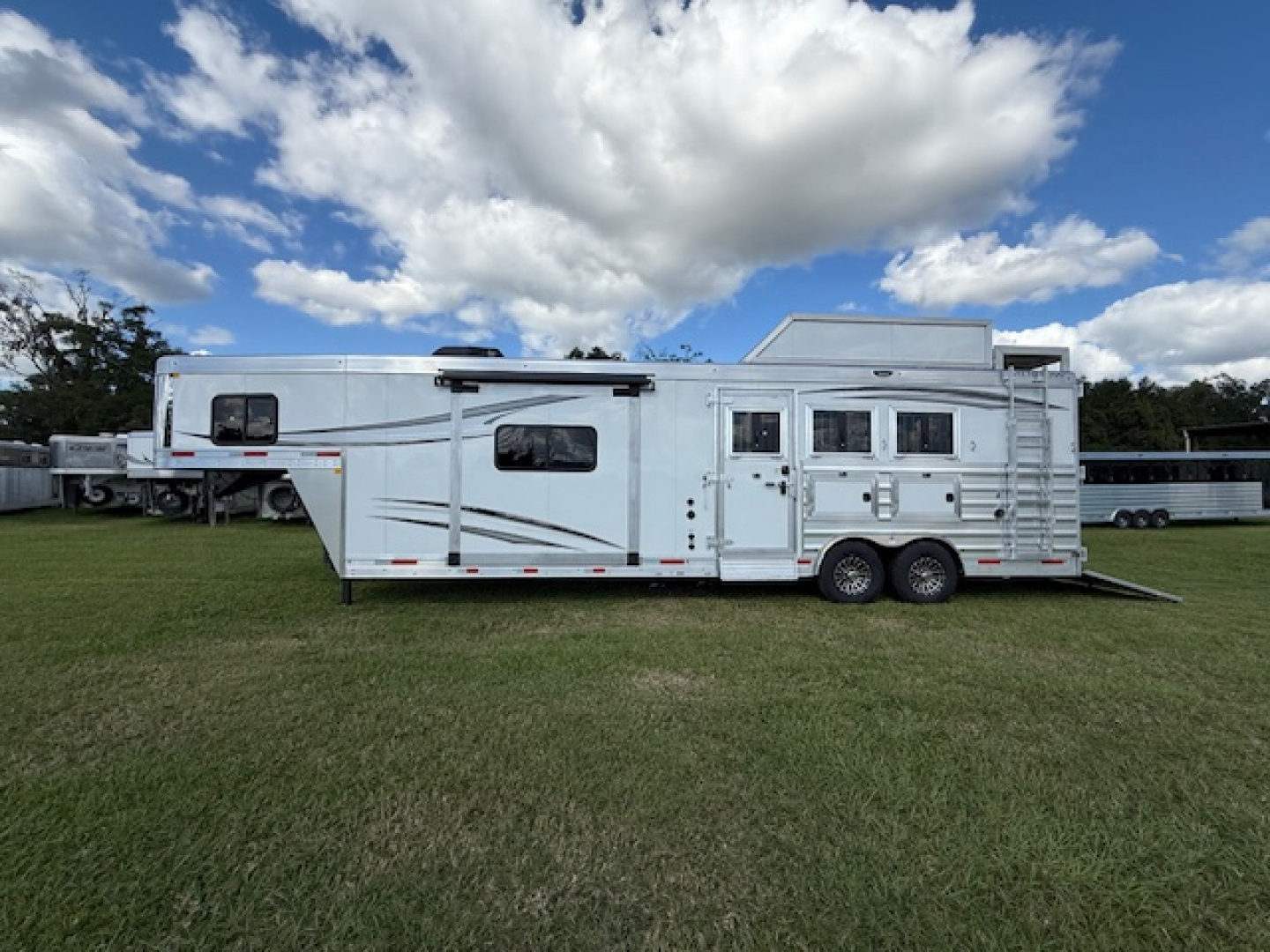 New 2026 Merhow Trailers 8' wide 3 horse w/13.6' farmhouse lq and gen Horse Trailer