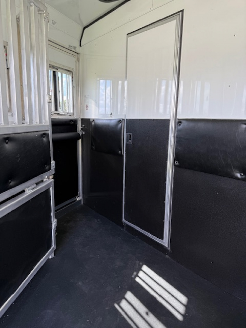 New 2026 Merhow Trailers 8' wide 3 horse w/13.6' farmhouse lq and gen Horse Trailer