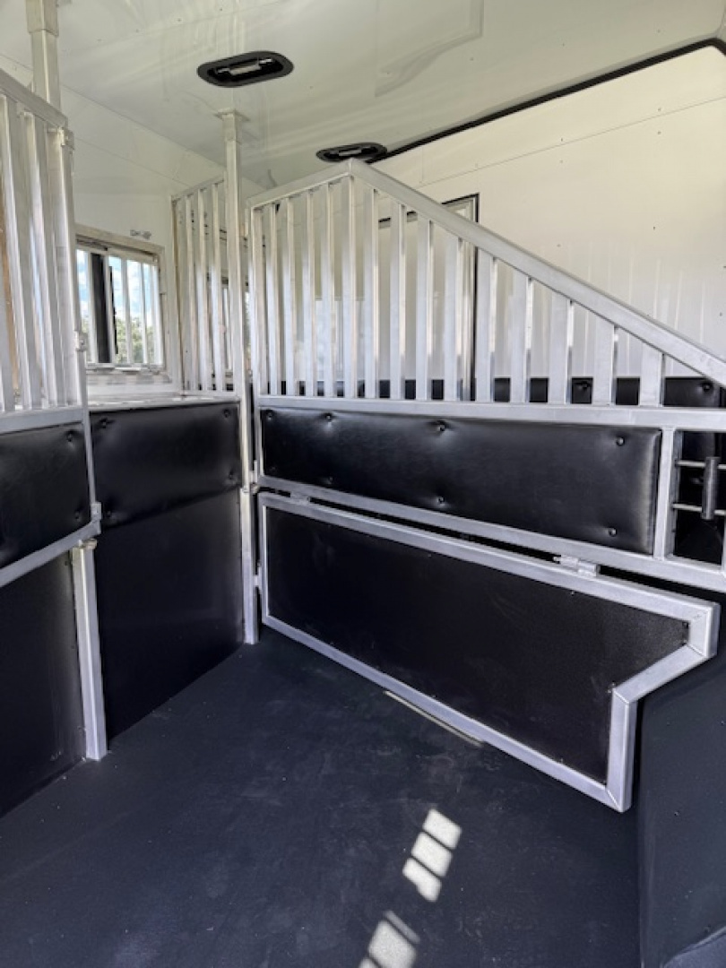 New 2026 Merhow Trailers 8' wide 3 horse w/13.6' farmhouse lq and gen Horse Trailer