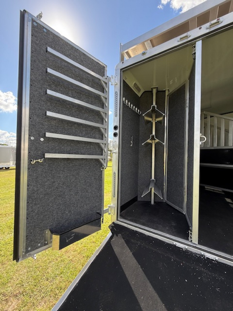 New 2026 Merhow Trailers 8' wide 3 horse w/13.6' farmhouse lq and gen Horse Trailer