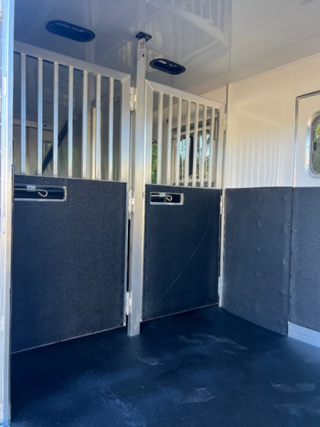 New 2026 Exiss Trailers 4 horse head to head w/ dressing room Horse Trailer