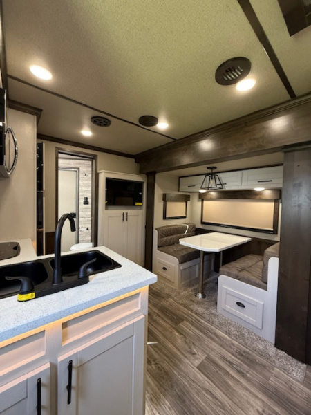 New 2026 Merhow Trailers 8' wide 3 horse w/13.6' farmhouse lq and gen Horse Trailer