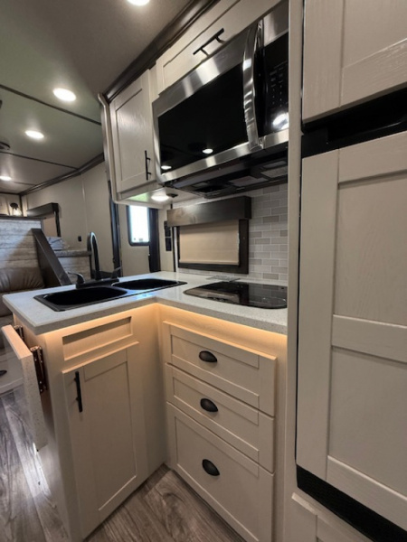 New 2026 Merhow Trailers 8' wide 3 horse w/13.6' farmhouse lq and gen Horse Trailer