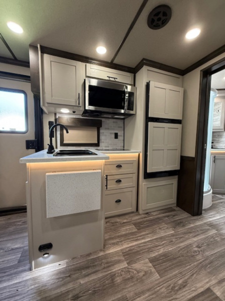 New 2026 Merhow Trailers 8' wide 3 horse w/13.6' farmhouse lq and gen Horse Trailer