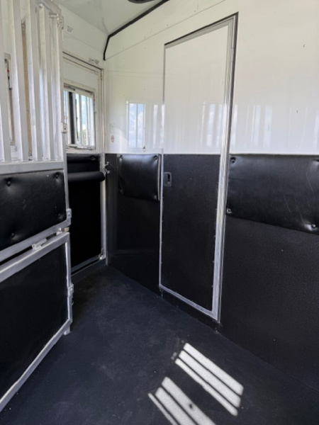 New 2026 Merhow Trailers 8' wide 3 horse w/13.6' farmhouse lq and gen Horse Trailer