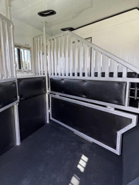 New 2026 Merhow Trailers 8' wide 3 horse w/13.6' farmhouse lq and gen Horse Trailer