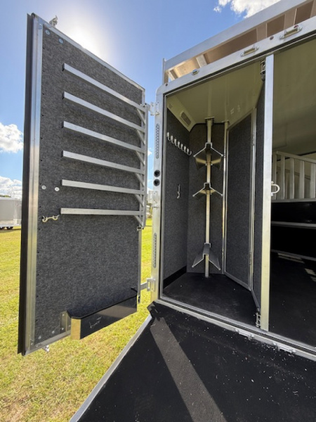 New 2026 Merhow Trailers 8' wide 3 horse w/13.6' farmhouse lq and gen Horse Trailer