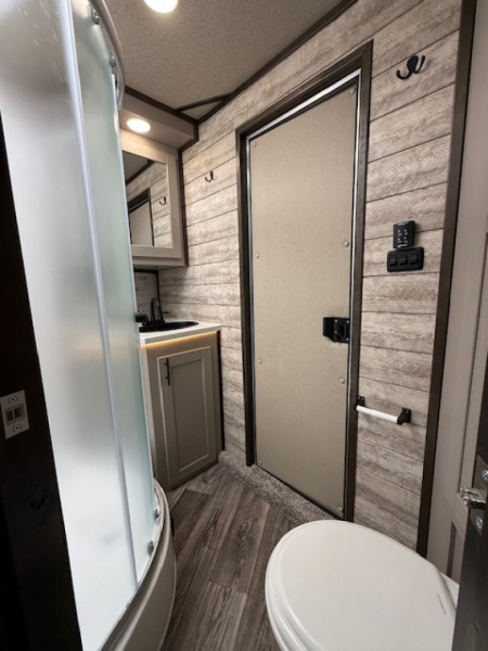 New 2026 Merhow Trailers 8' wide 3 horse w/13.6' farmhouse lq and gen Horse Trailer