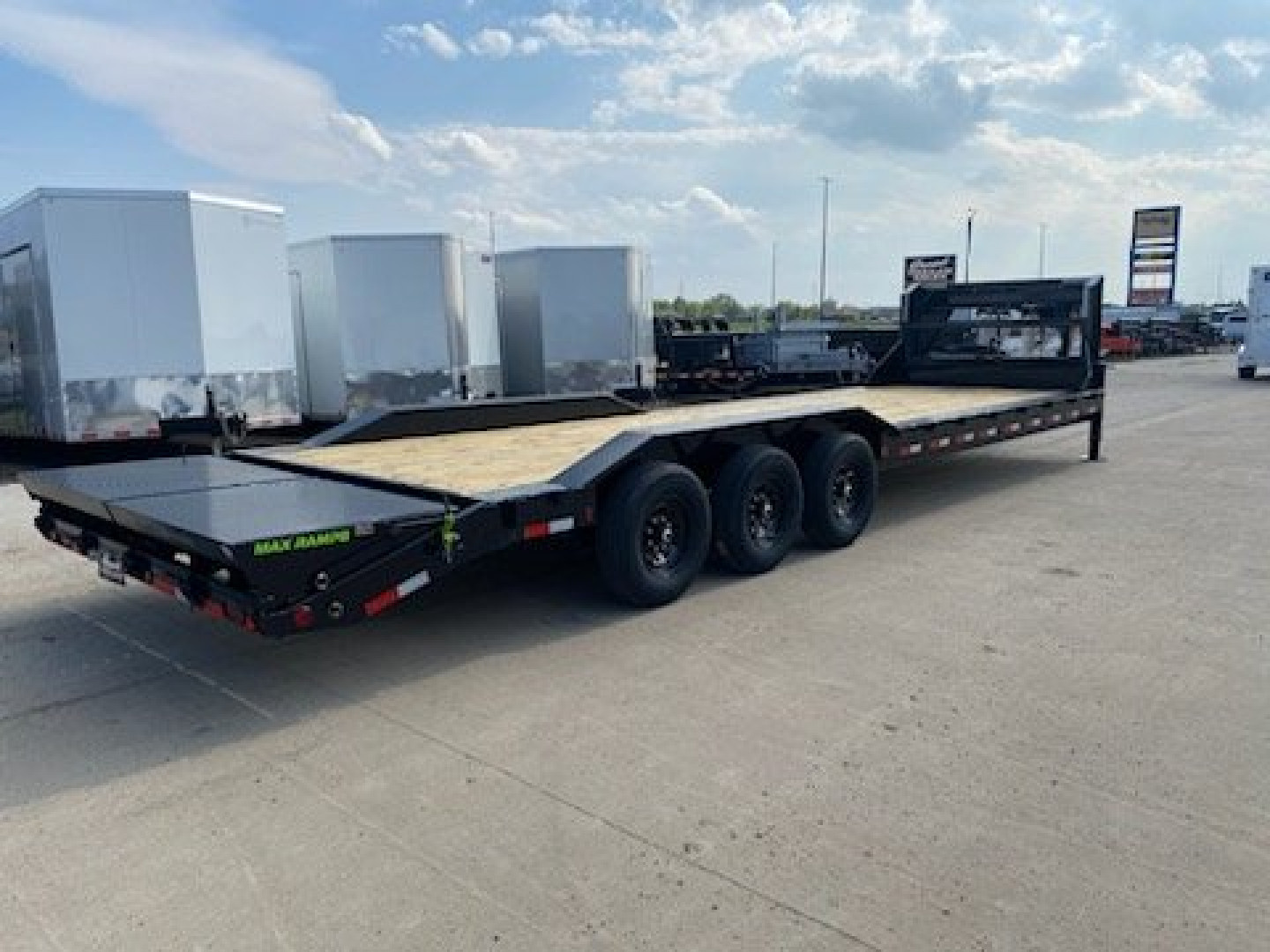 New 2024 LOAD TRAIL GC21K 102"X30' WITH DRIVE OVER FENDERS AND MAX RAMPS