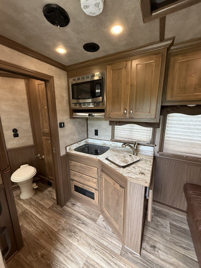 Used 2019 CIMARRON TRAILERS Norstar 3H 10' Sideload Living Quarters