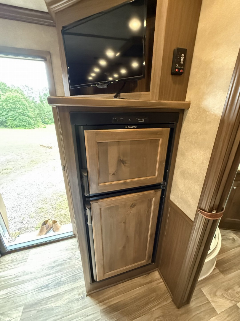 Used 2019 CIMARRON TRAILERS Norstar 3H 10' Sideload Living Quarters