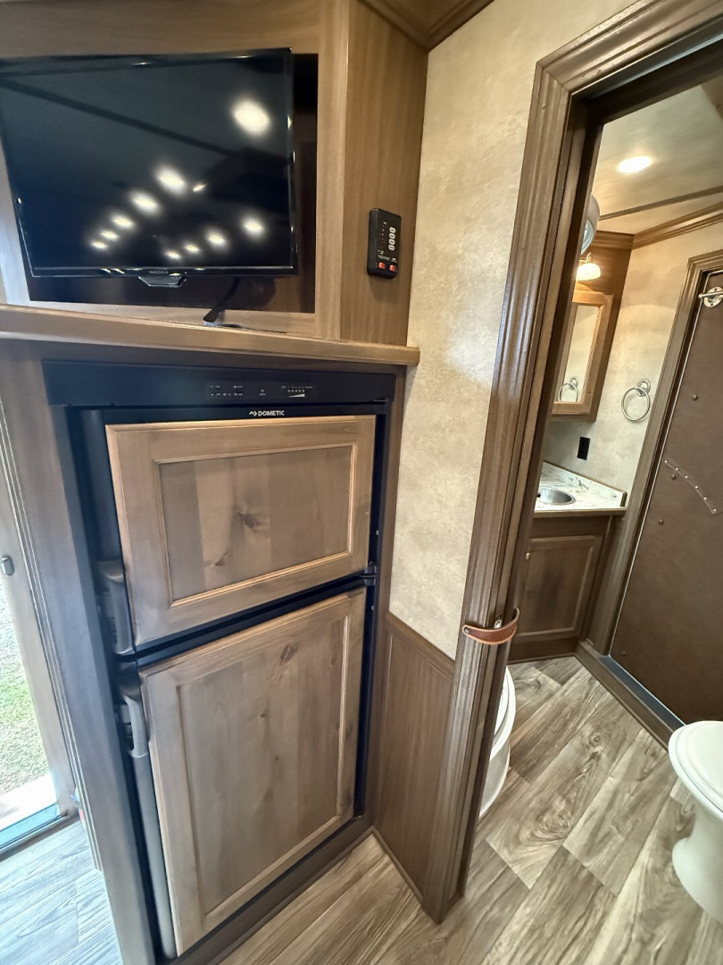 Used 2019 CIMARRON TRAILERS Norstar 3H 10' Sideload Living Quarters