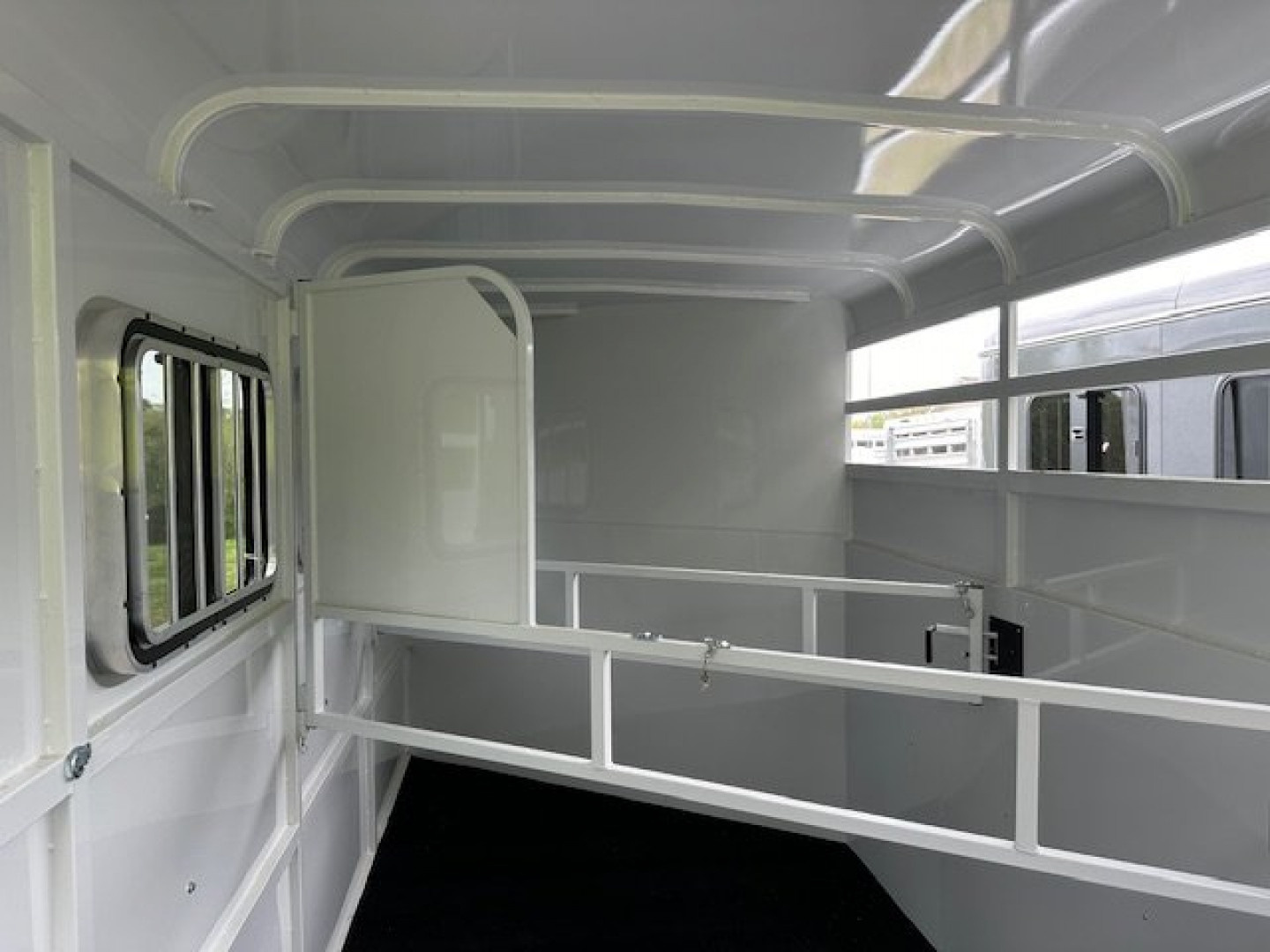 New 2026 Bee 3 Horse Slant Load BP Drops Horse Trailer