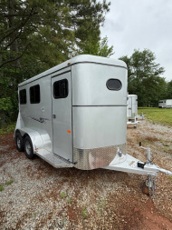 New 2025 BEE Chief Fully Enclosed 2 Horse Slant Load Bumper Pull