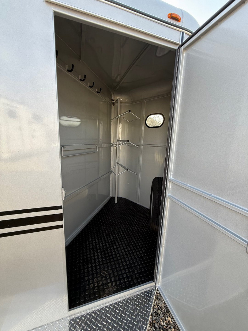 New 2025 BEE 3 Horse Slant Load BP w/Drops Horse Trailer