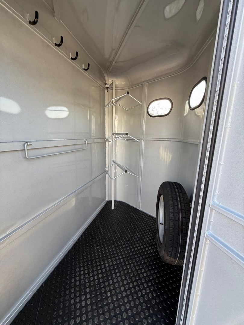 New 2025 BEE 3 Horse Slant Load BP w/Drops Horse Trailer