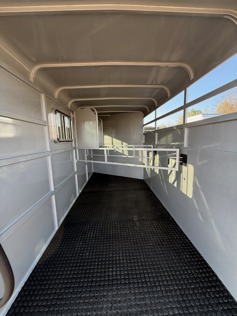 New 2025 BEE 3 Horse Slant Load BP w/Drops Horse Trailer