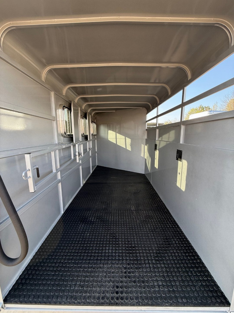 New 2025 BEE 3 Horse Slant Load BP w/Drops Horse Trailer