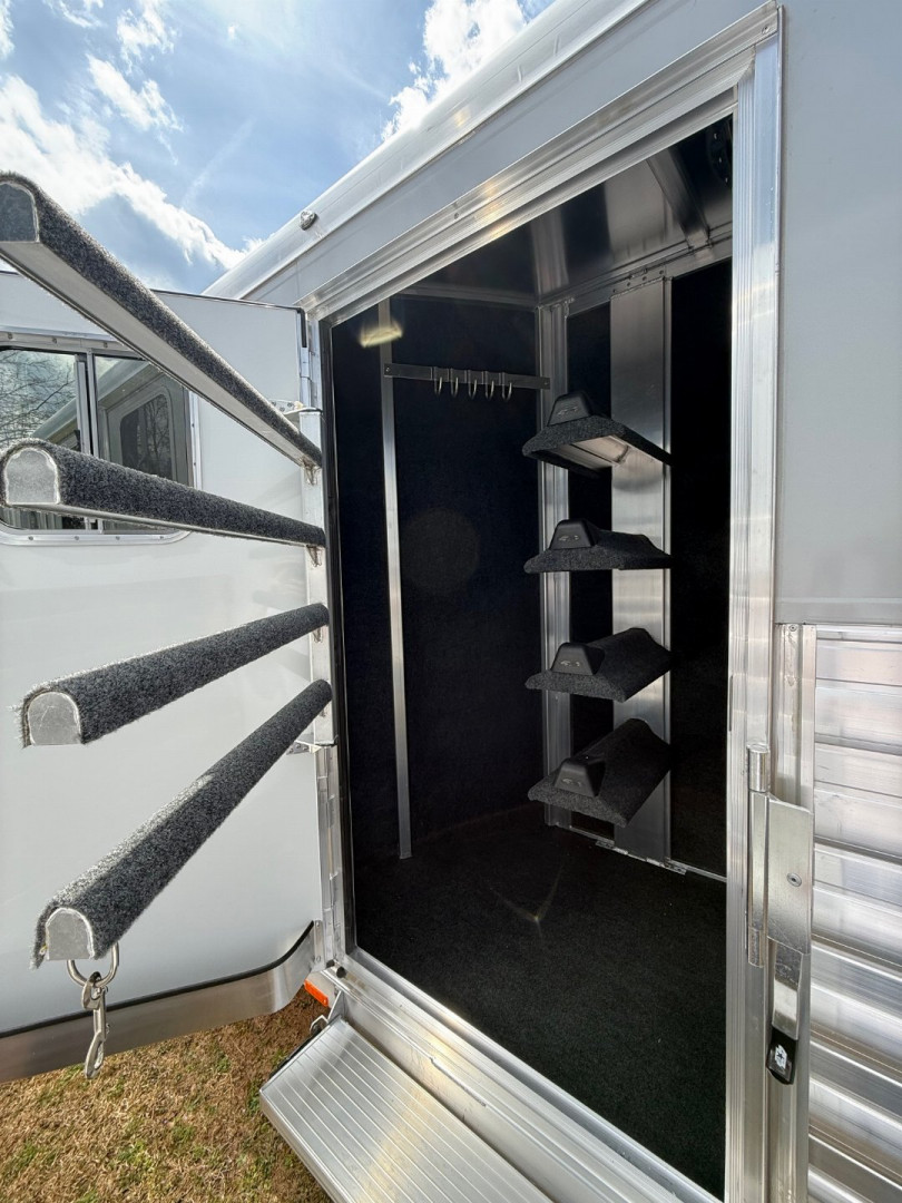New 2026 4-Star Trailers 4 Horse Slant Side Closet Gooseneck Horse Trailer