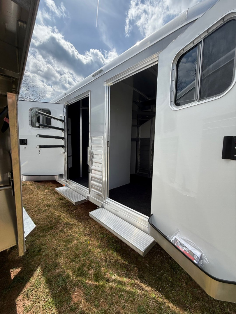 New 2026 4-Star Trailers 4 Horse Slant Side Closet Gooseneck Horse Trailer