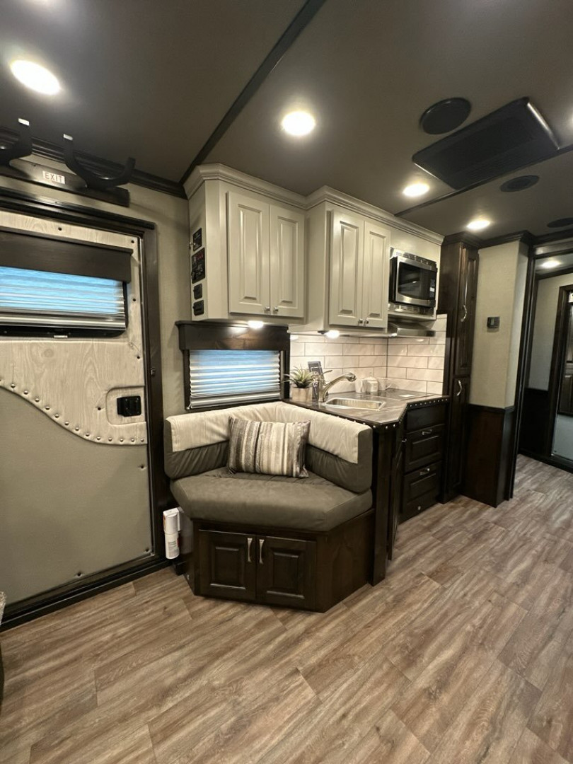 New 2025 CIMARRON Norstar 3 horse rear side load 14'6 Signature quarters Living Quarters