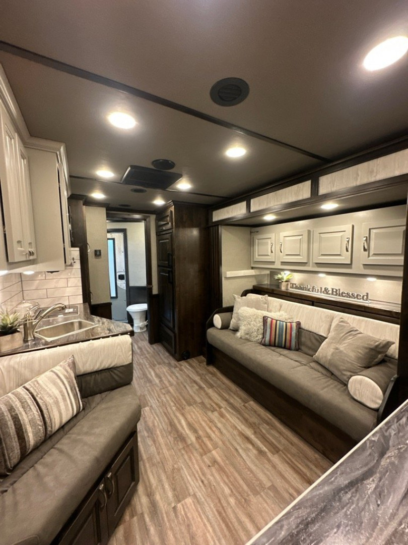 New 2025 CIMARRON Norstar 3 horse rear side load 14'6 Signature quarters Living Quarters