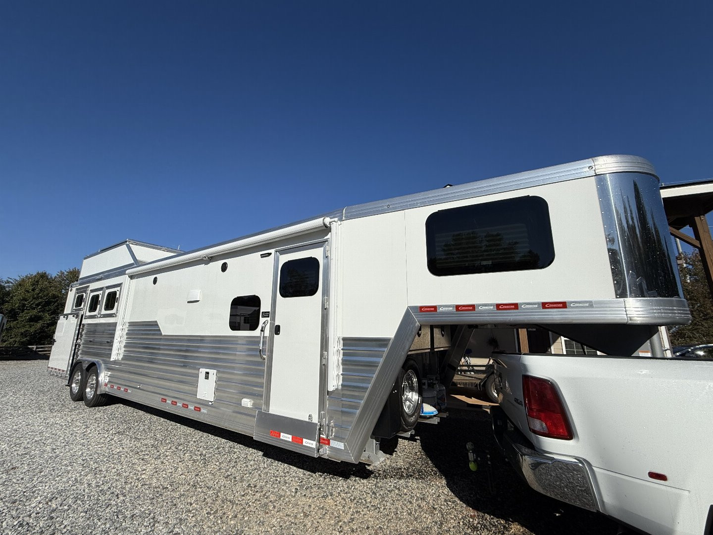 New 2025 CIMARRON Norstar 3 horse rear side load 14'6 Signature quarters Living Quarters