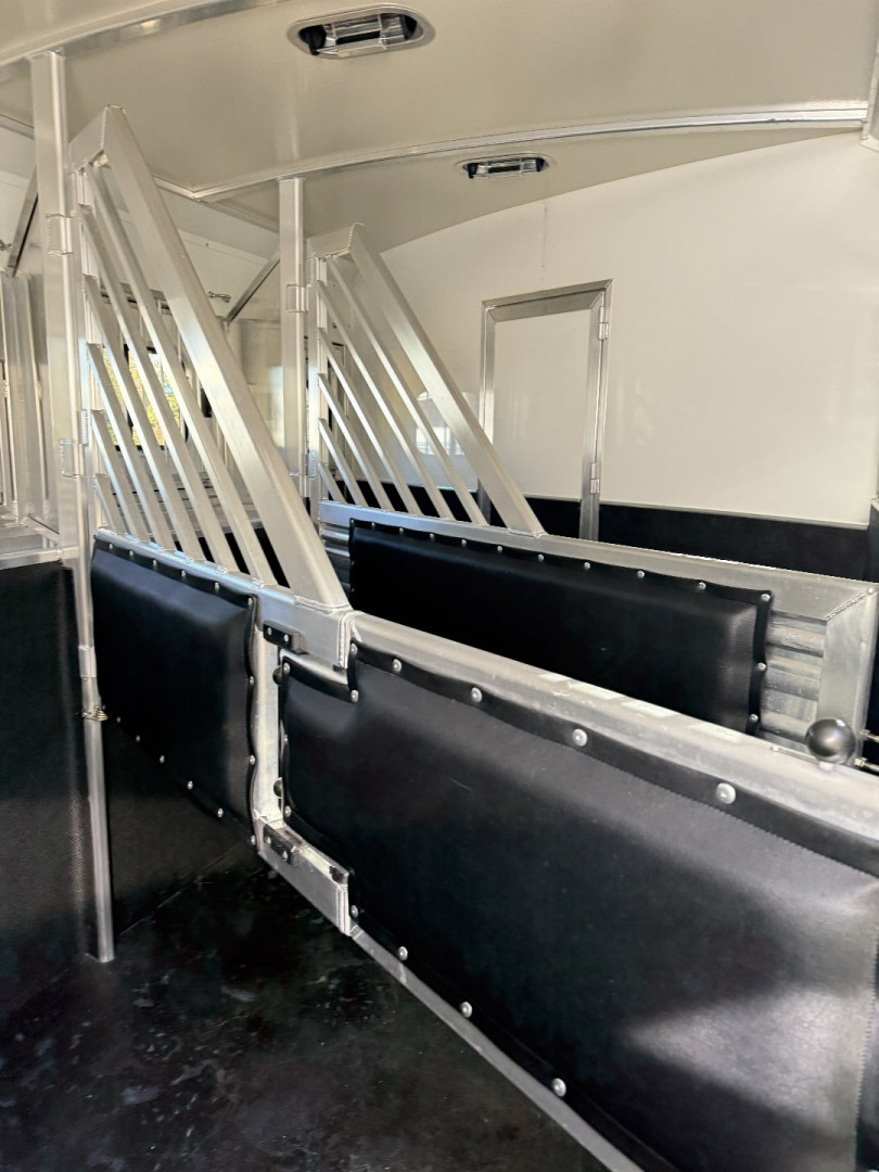 New 2025 CIMARRON Norstar 3 horse rear side load 14'6 Signature quarters Living Quarters