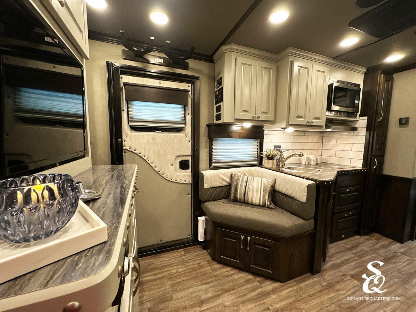 New 2025 CIMARRON Norstar 3 horse rear side load 14'6 Signature quarters Living Quarters