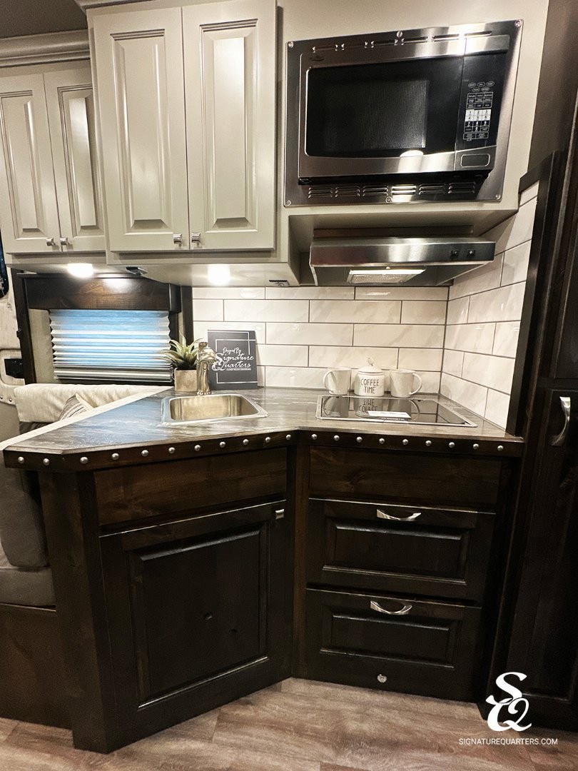 New 2025 CIMARRON Norstar 3 horse rear side load 14'6 Signature quarters Living Quarters