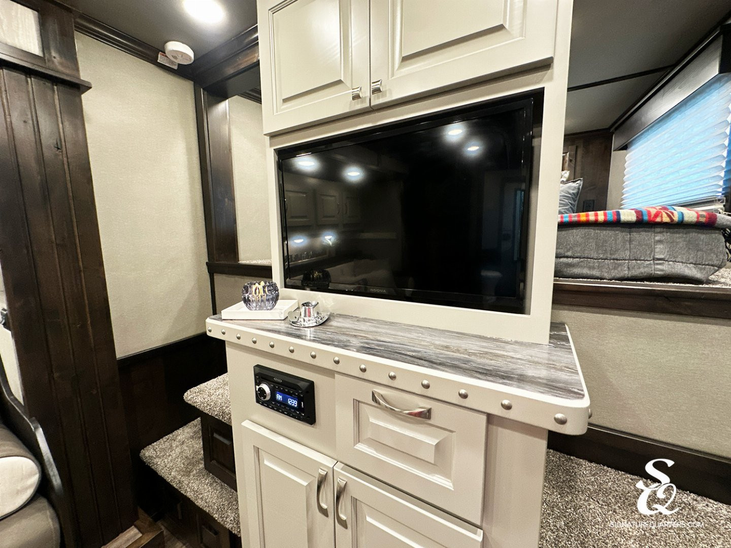 New 2025 CIMARRON Norstar 3 horse rear side load 14'6 Signature quarters Living Quarters