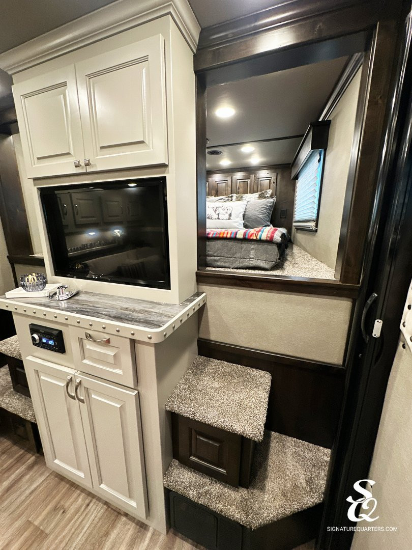New 2025 CIMARRON Norstar 3 horse rear side load 14'6 Signature quarters Living Quarters