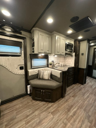 New 2025 CIMARRON Norstar 3 horse rear side load 14'6 Signature quarters Living Quarters