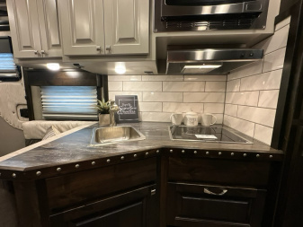 New 2025 CIMARRON Norstar 3 horse rear side load 14'6 Signature quarters Living Quarters