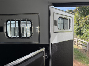 New 2025 CIMARRON Norstar 3 horse rear side load 14'6 Signature quarters Living Quarters