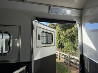 New 2025 CIMARRON Norstar 3 horse rear side load 14'6 Signature quarters Living Quarters