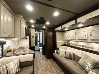 New 2025 CIMARRON Norstar 3 horse rear side load 14'6 Signature quarters Living Quarters