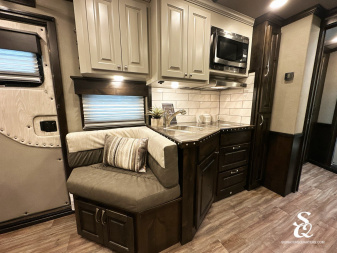 New 2025 CIMARRON Norstar 3 horse rear side load 14'6 Signature quarters Living Quarters