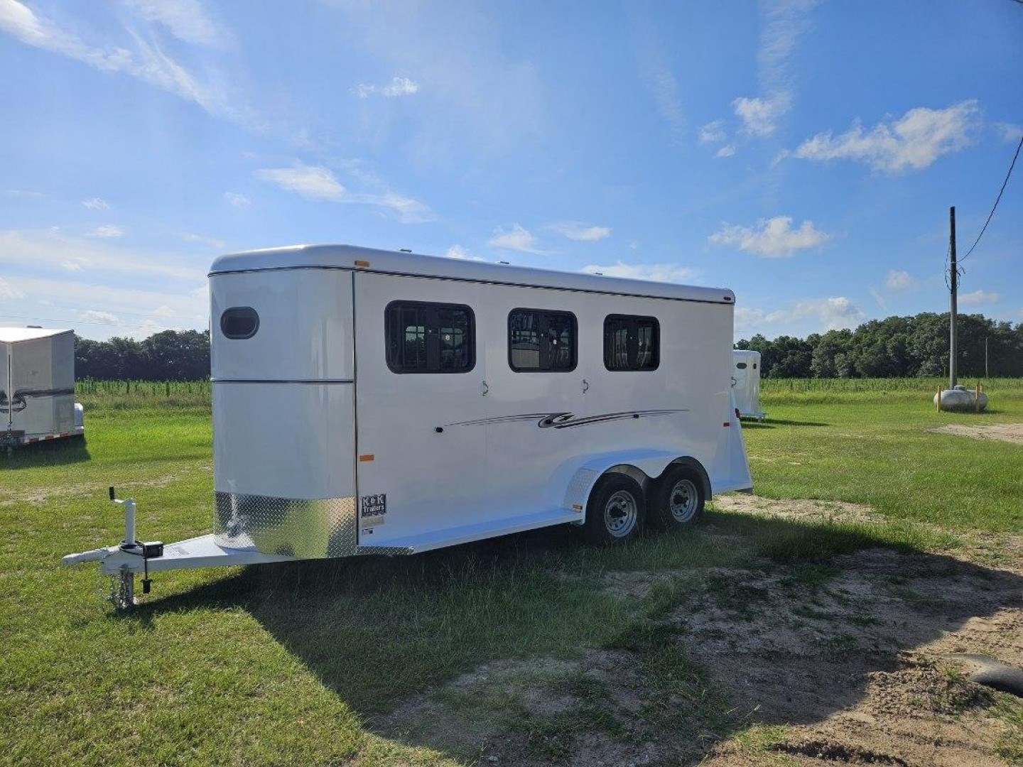 New 2025 BEE Chief 3 Horse Fully Enclosed Horse Slant Load Bumper Pull