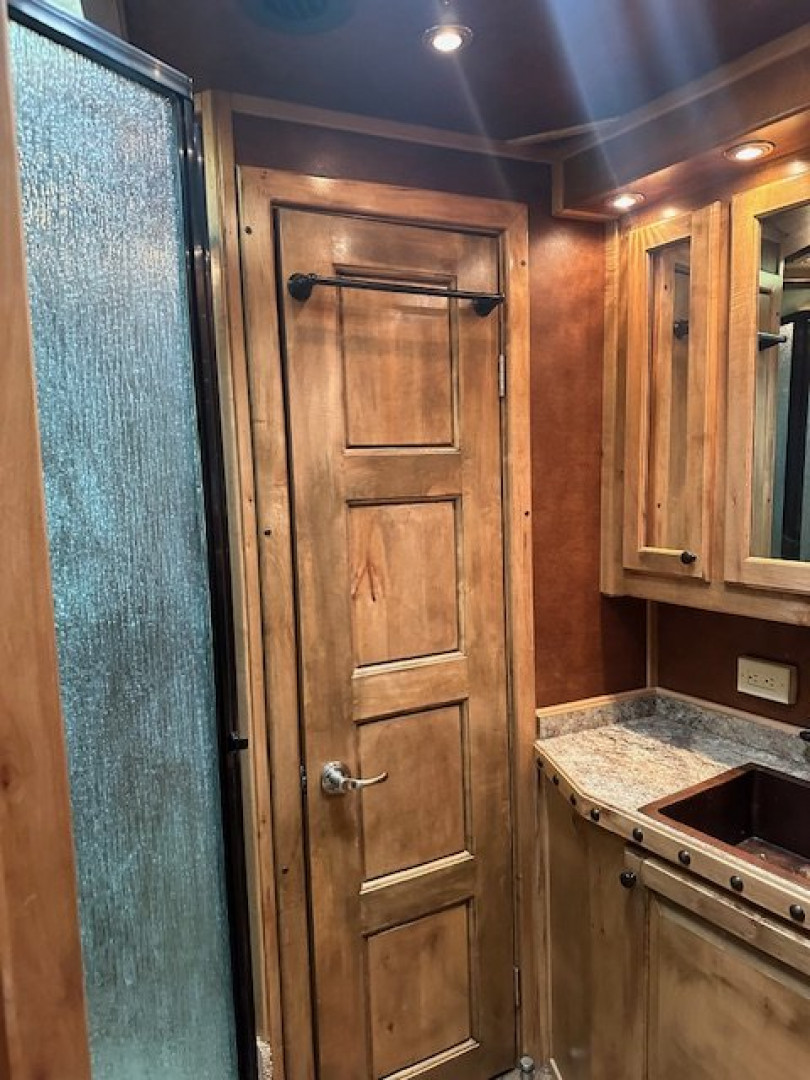 Used 2014 CIMARRON TRAILERS 3 Horse 17' Outlaw Living Quarters Horse Trailer