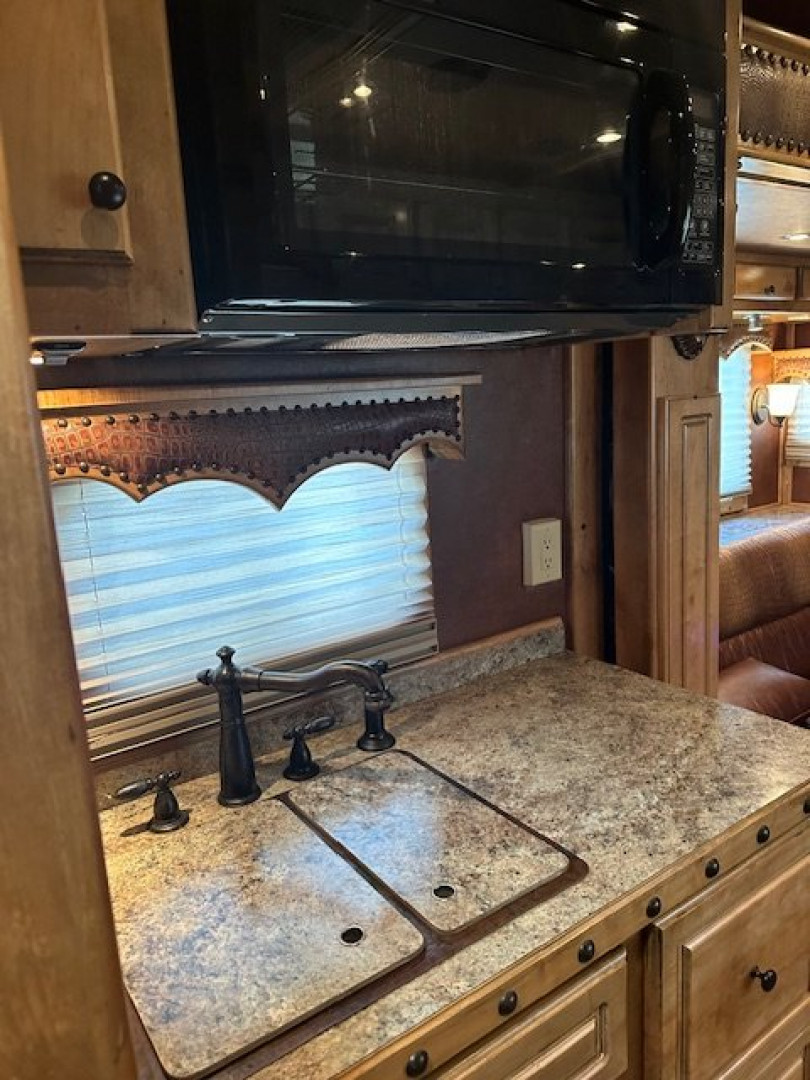 Used 2014 CIMARRON TRAILERS 3 Horse 17' Outlaw Living Quarters Horse Trailer