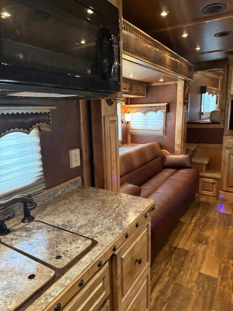 Used 2014 CIMARRON TRAILERS 3 Horse 17' Outlaw Living Quarters Horse Trailer