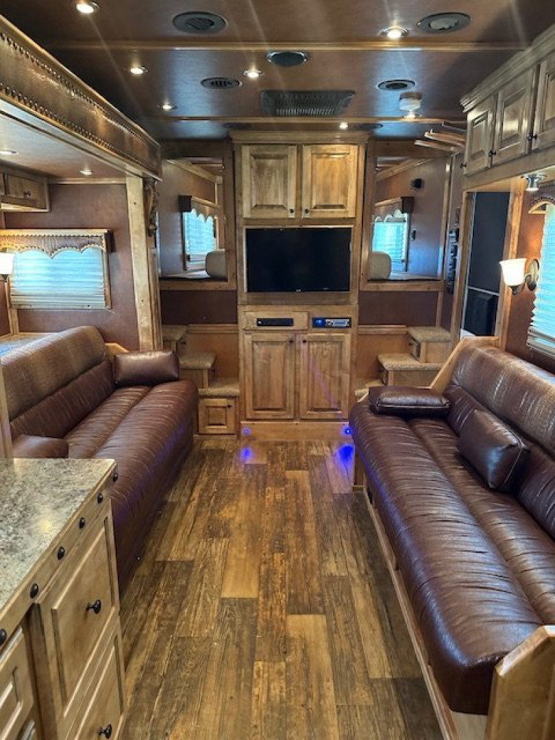 Used 2014 CIMARRON TRAILERS 3 Horse 17' Outlaw Living Quarters Horse Trailer