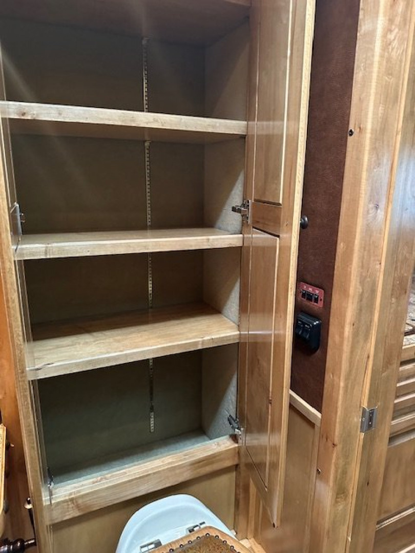 Used 2014 CIMARRON TRAILERS 3 Horse 17' Outlaw Living Quarters Horse Trailer