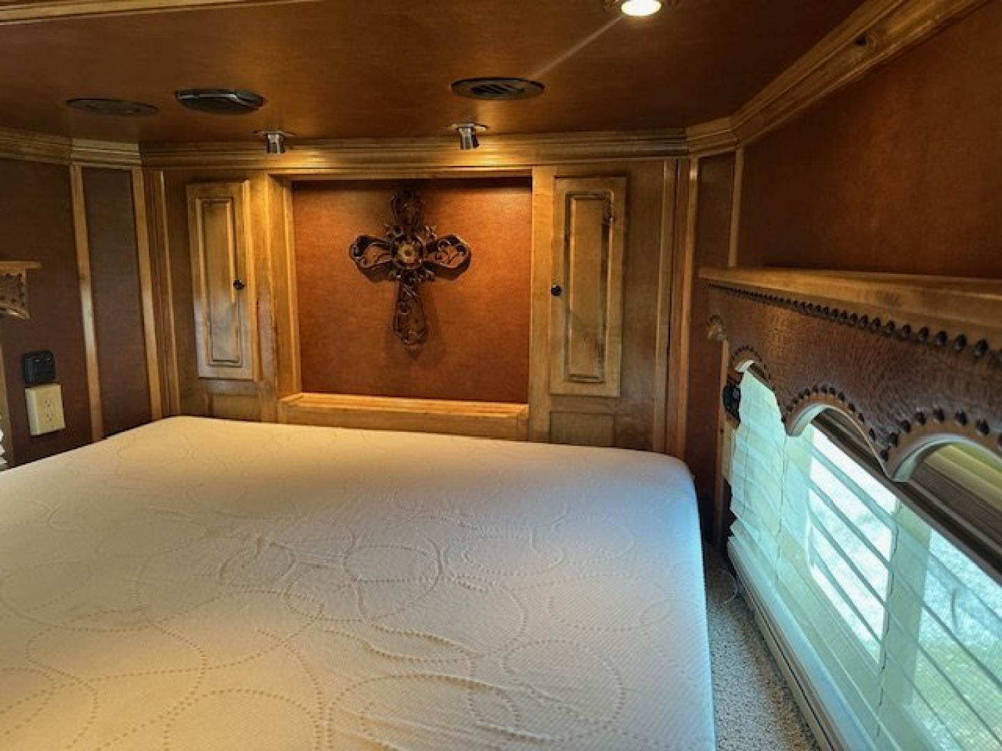 Used 2014 CIMARRON TRAILERS 3 Horse 17' Outlaw Living Quarters Horse Trailer